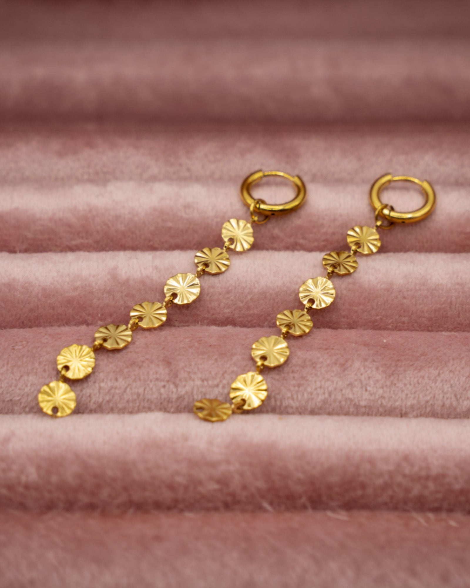 Sun Drops Gold lange Ohrringe aus 18K vergoldetem Edelstahl mit runden Sonnenplättchen