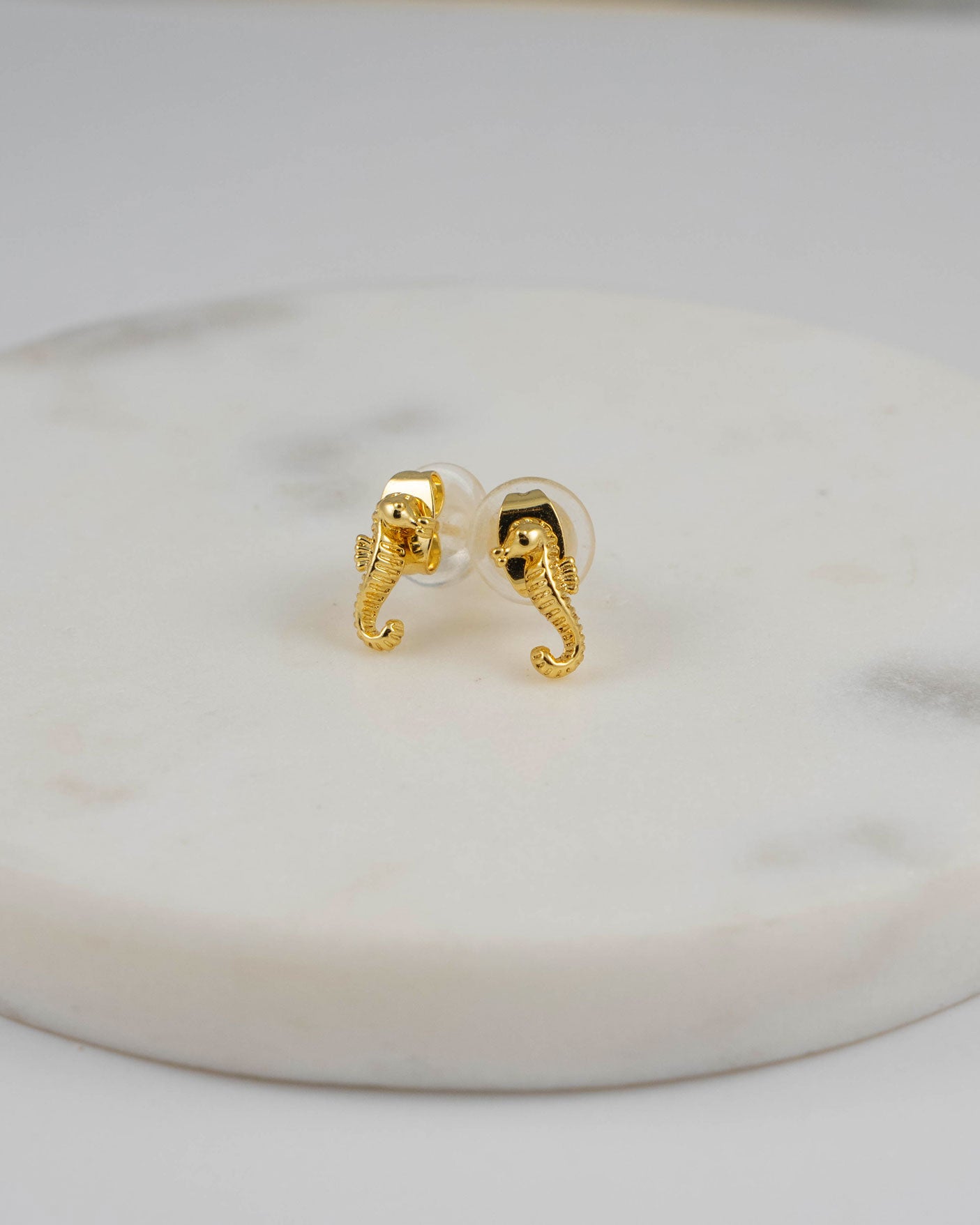 Ohrstecker Mini Seahorse Gold aus 18K vergoldetem Edelstahl mit Seepferdchen-Design