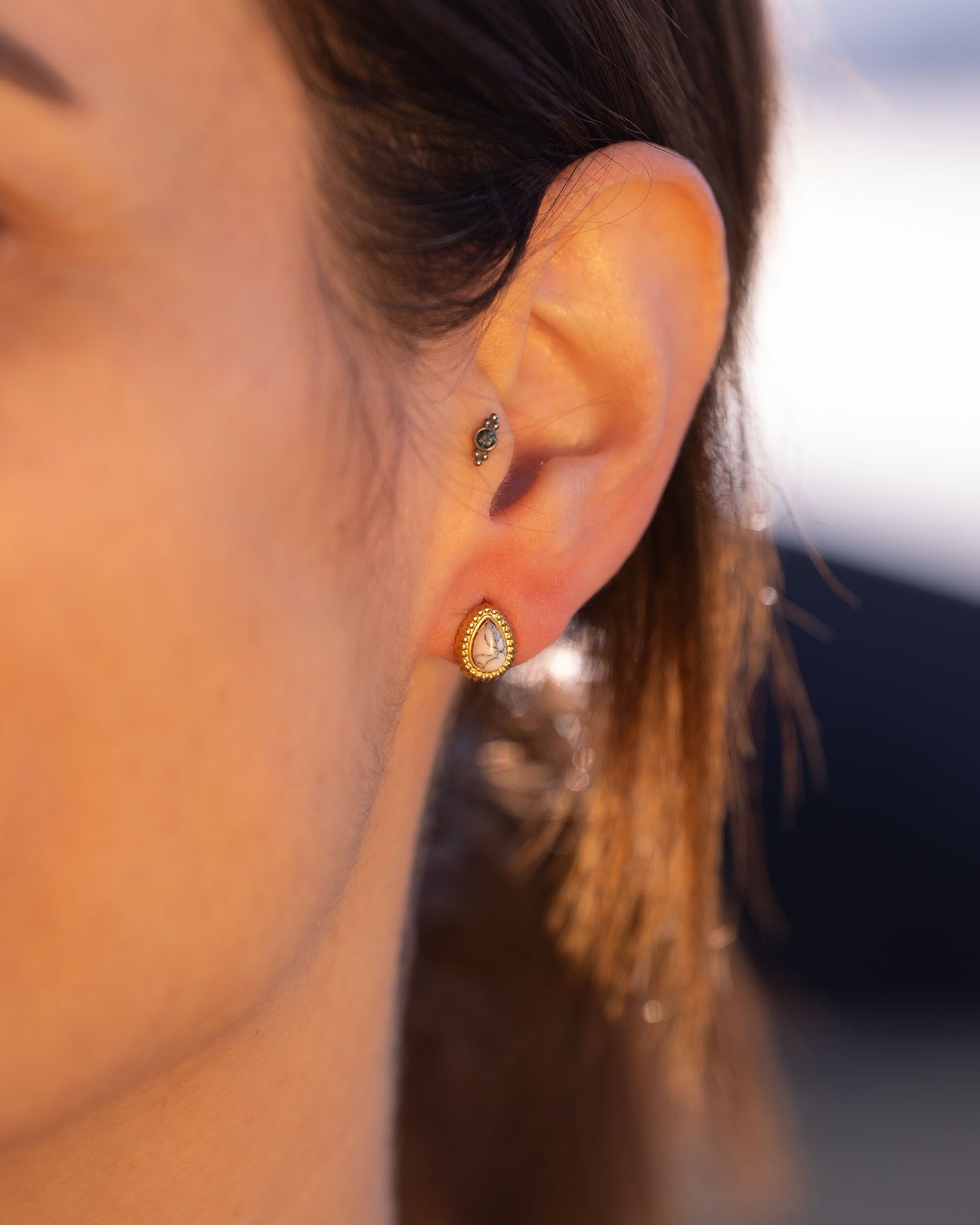 Boho Ohrstecker mit Howlith Naturstein Gold Wasserfest 