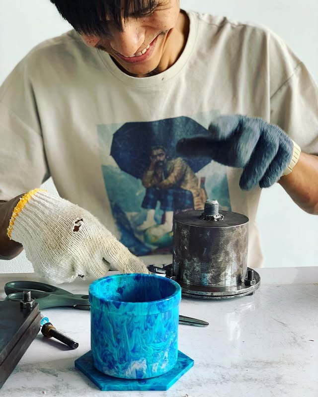 ein gefäss aus recyceltem Plastik