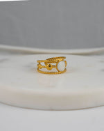 Ring Cala Gold aus 18K vergoldetem Edelstahl mit weissem Emaille-Element