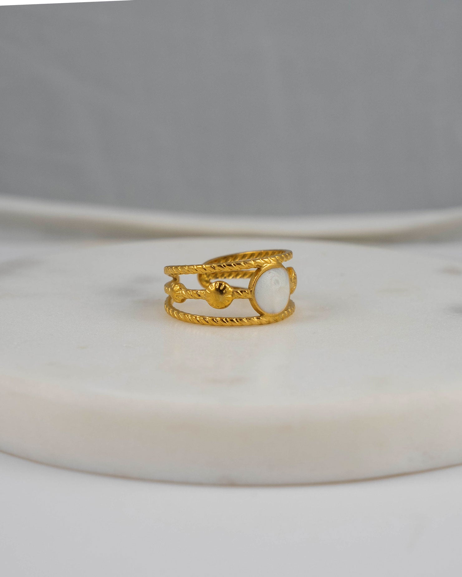 Ring Cala Gold aus 18K vergoldetem Edelstahl mit weissem Emaille-Element