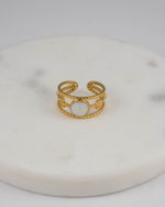 Ring Cala Gold aus 18K vergoldetem Edelstahl mit weissem Emaille-Element