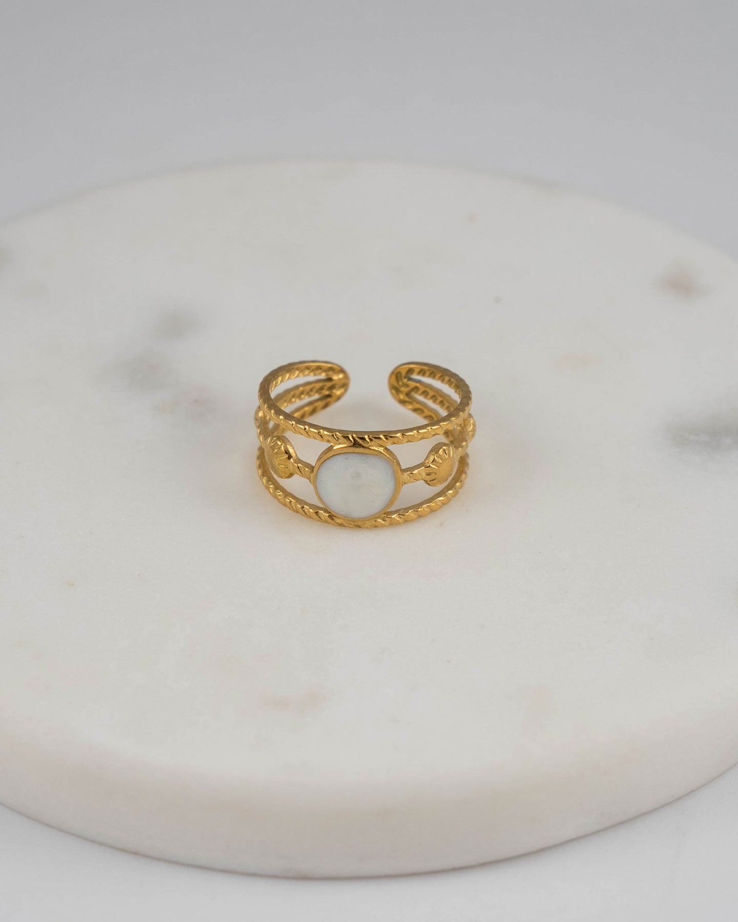 Ring Cala Gold aus 18K vergoldetem Edelstahl mit weissem Emaille-Element