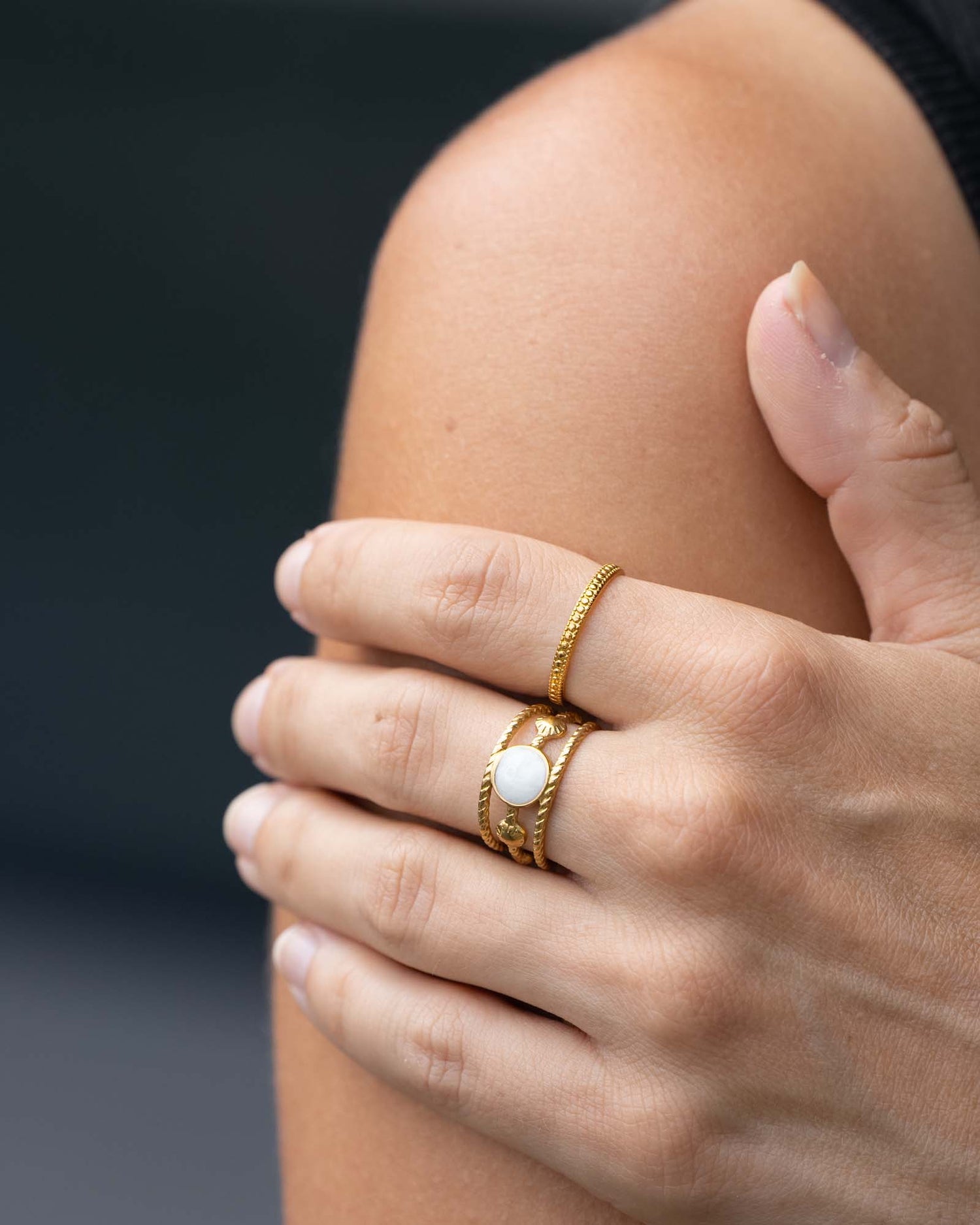 Ring Cala Gold aus 18K vergoldetem Edelstahl mit weissem Emaille-Element