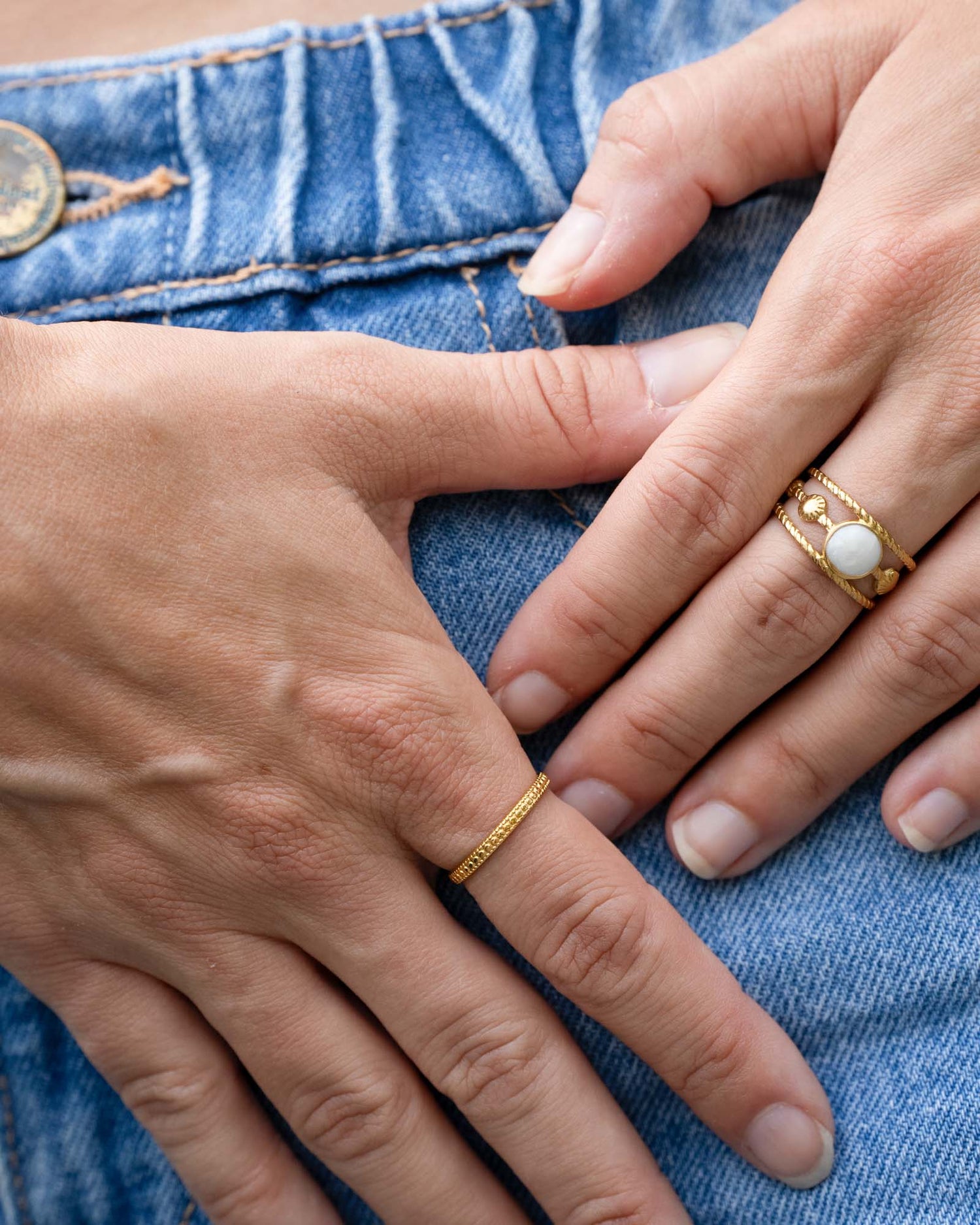 Ring Cala Gold aus 18K vergoldetem Edelstahl mit weissem Emaille-Element