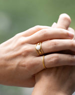 Ring Cala Gold aus 18K vergoldetem Edelstahl mit weissem Emaille-Element