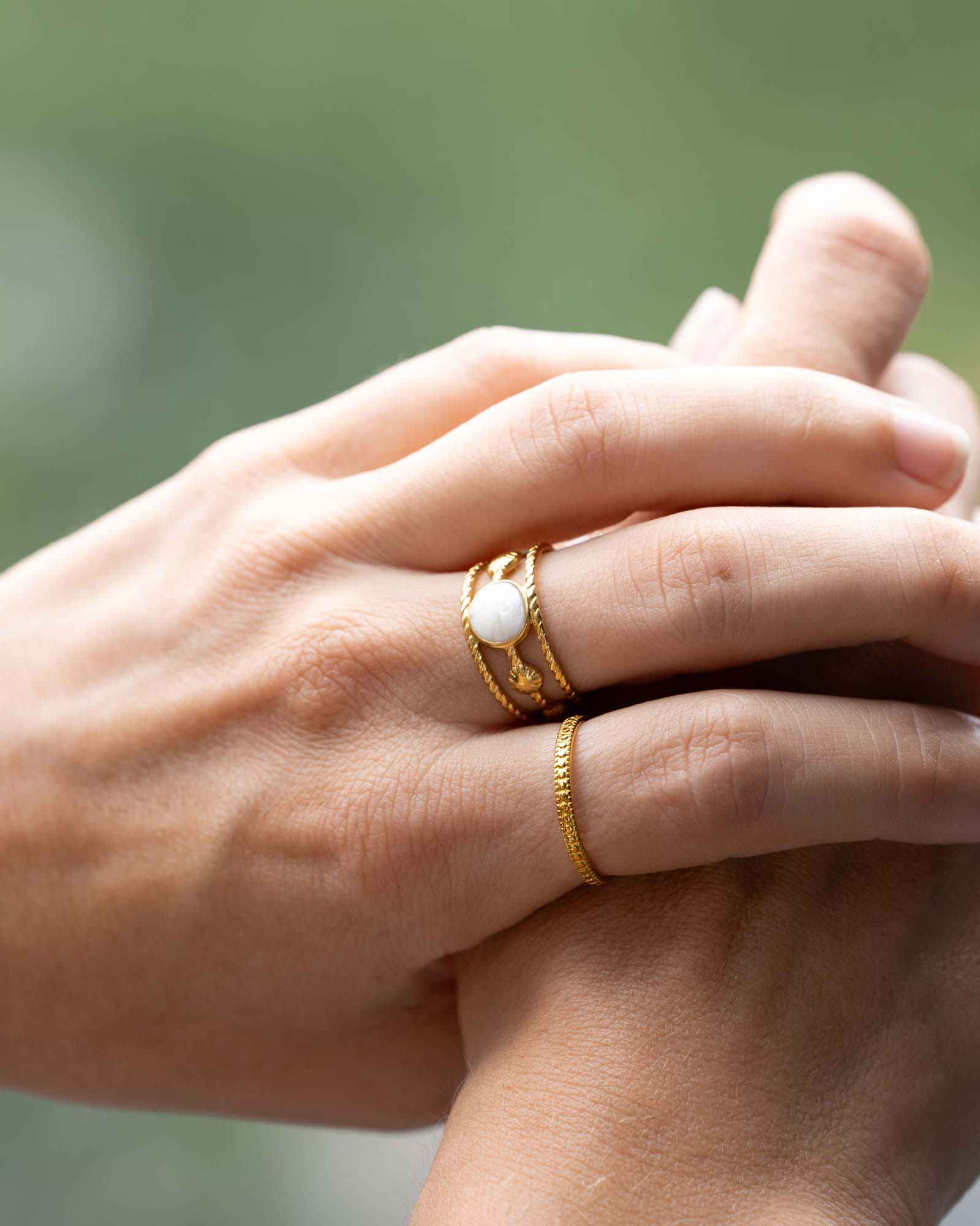Ring Cala Gold aus 18K vergoldetem Edelstahl mit weissem Emaille-Element