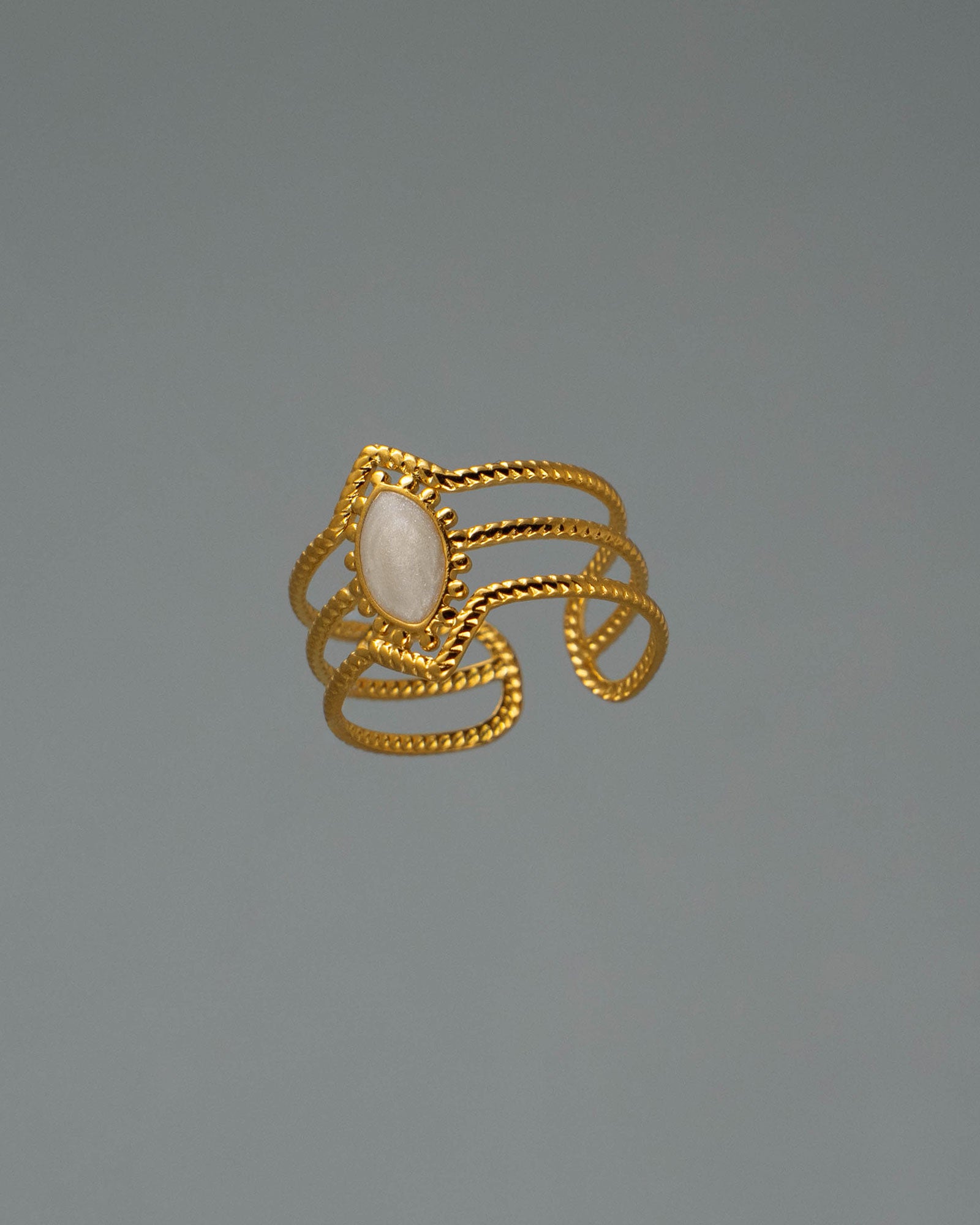 Ring Calista Gold aus 18K vergoldetem Edelstahl mit hellem Emaille-Detail