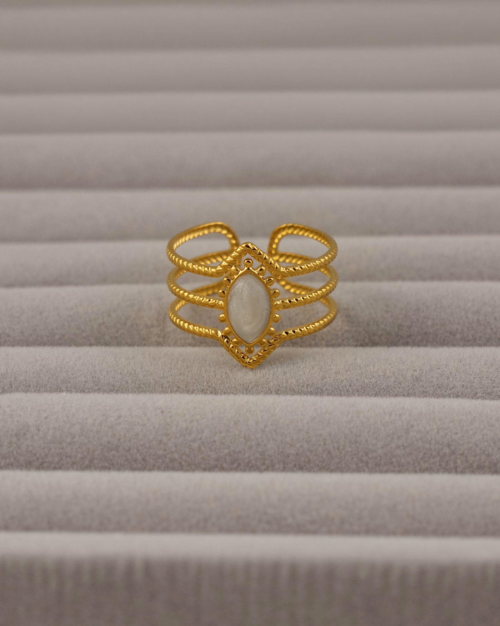 Ring Calista Gold aus 18K vergoldetem Edelstahl mit hellem Emaille-Detail