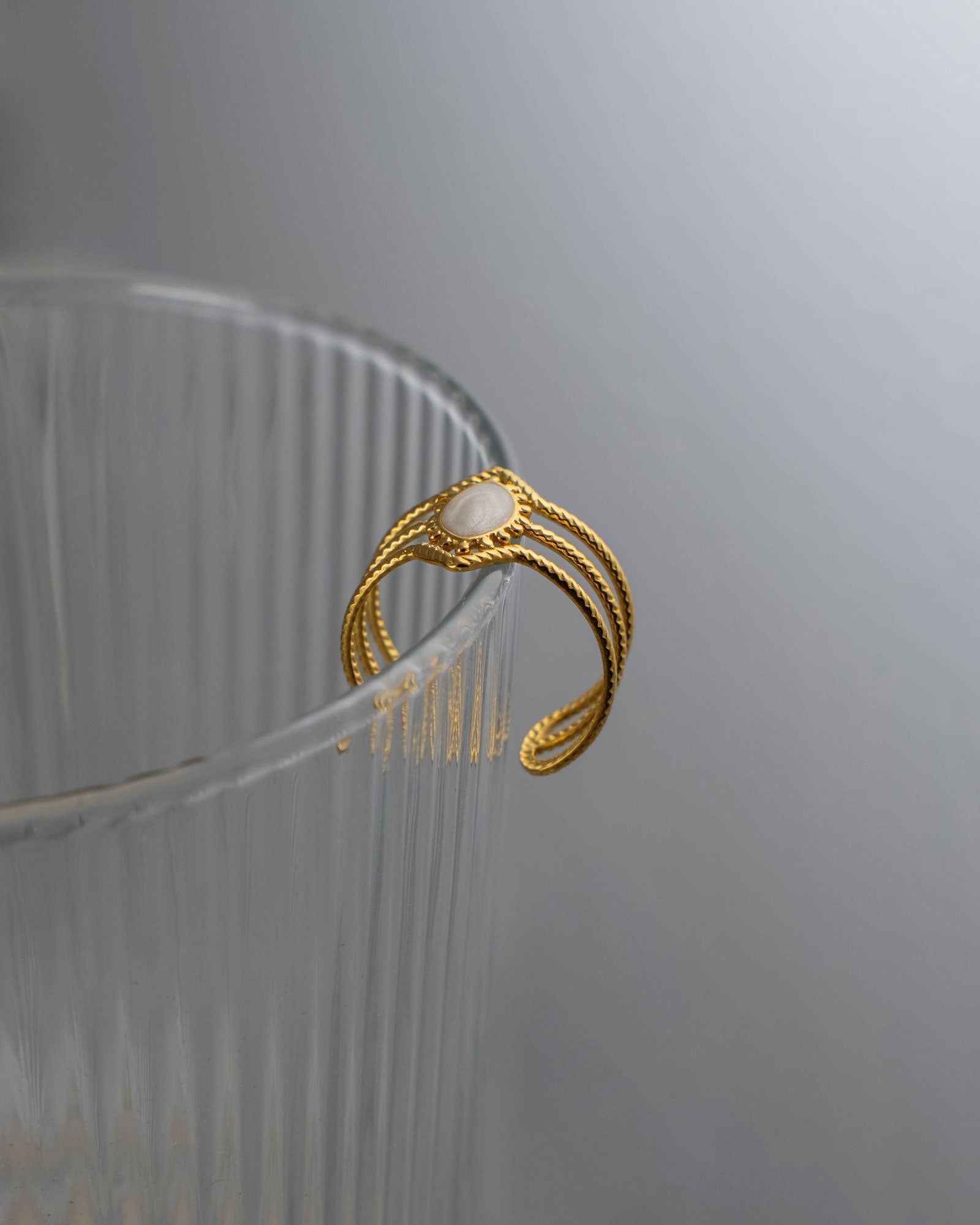 Ring Calista Gold aus 18K vergoldetem Edelstahl mit hellem Emaille-Detail