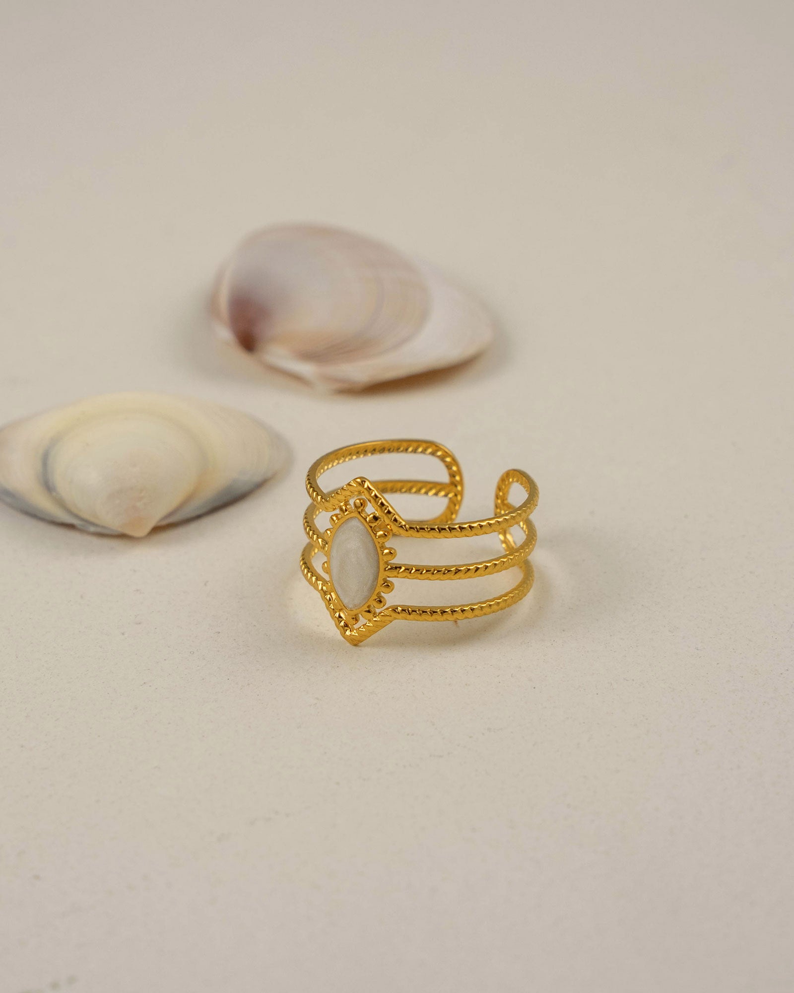 Ring Calista Gold aus 18K vergoldetem Edelstahl mit hellem Emaille-Detail