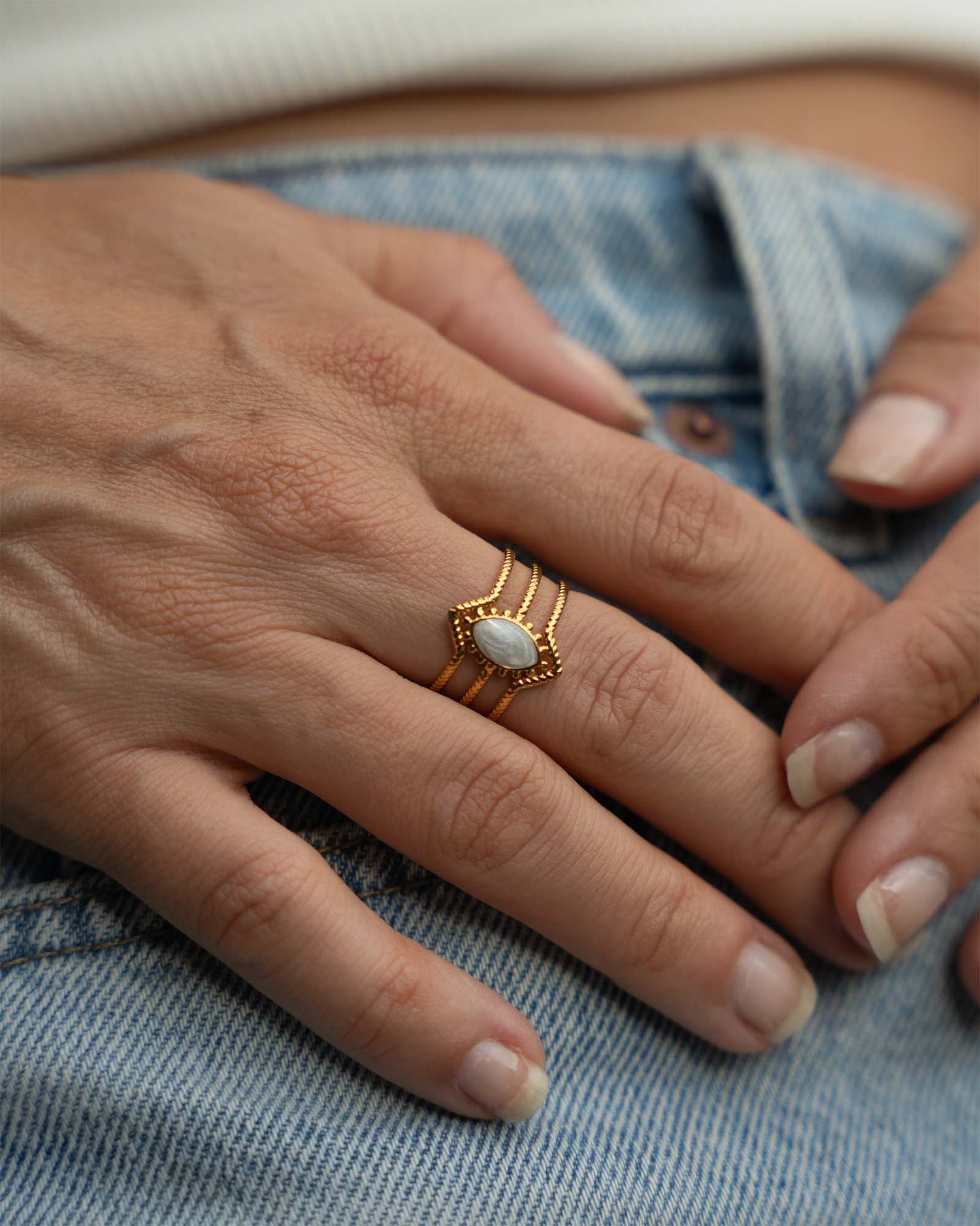 Ring Calista Gold aus 18K vergoldetem Edelstahl mit hellem Emaille-Detail