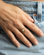 Ring Calista Gold aus 18K vergoldetem Edelstahl mit hellem Emaille-Detail