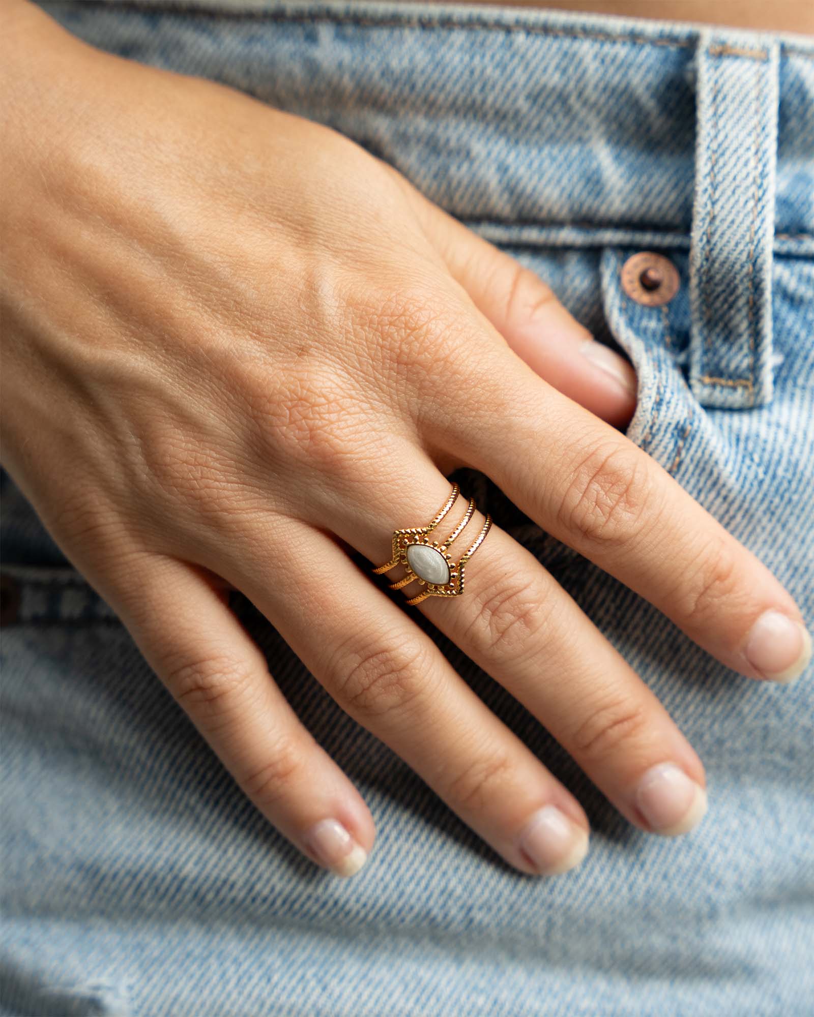 Ring Calista Gold aus 18K vergoldetem Edelstahl mit hellem Emaille-Detail