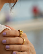 Goldener offener Ring Skulpturales Design