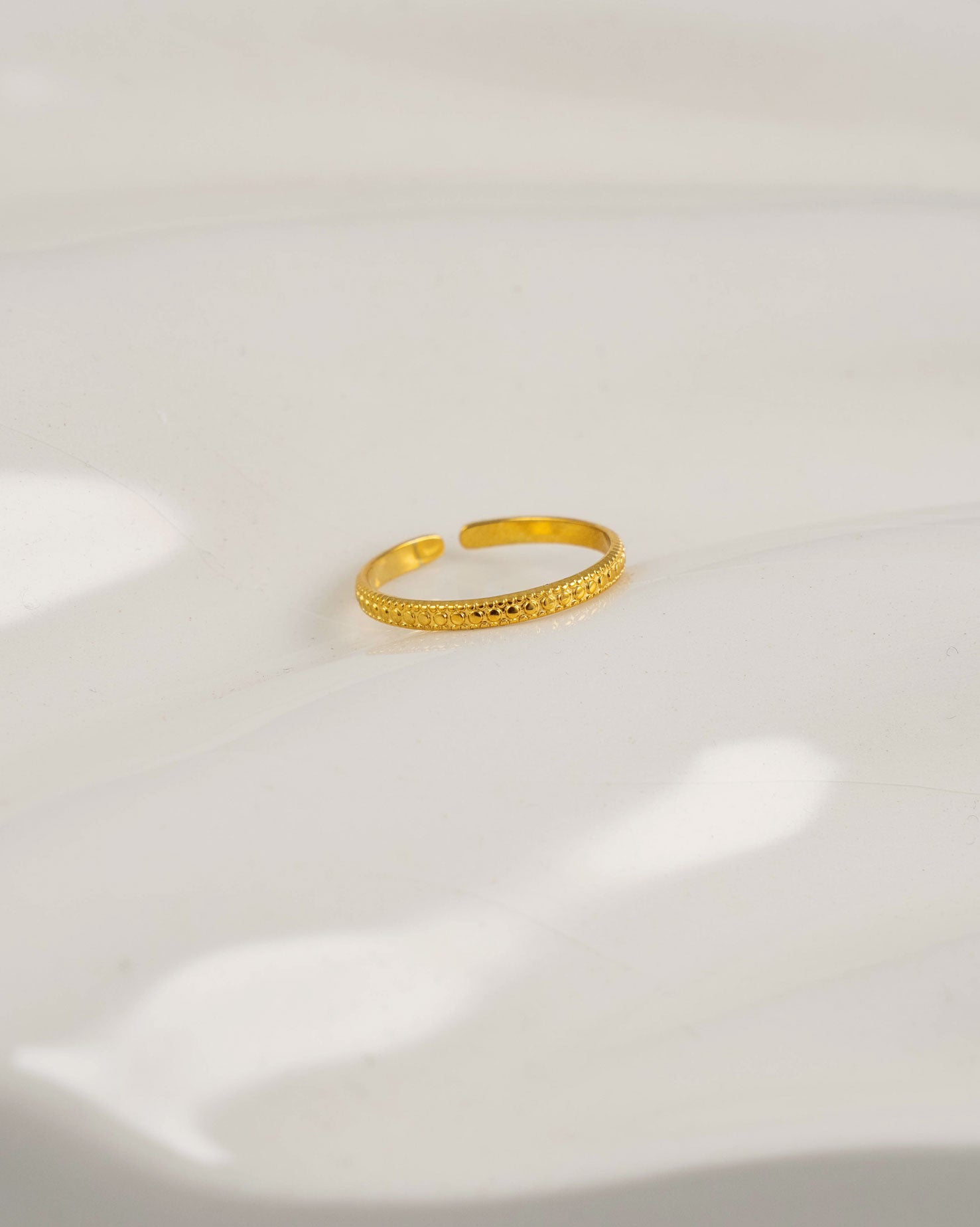Ring Reef Gold aus 18K vergoldetem Edelstahl mit strukturierter Oberfläche