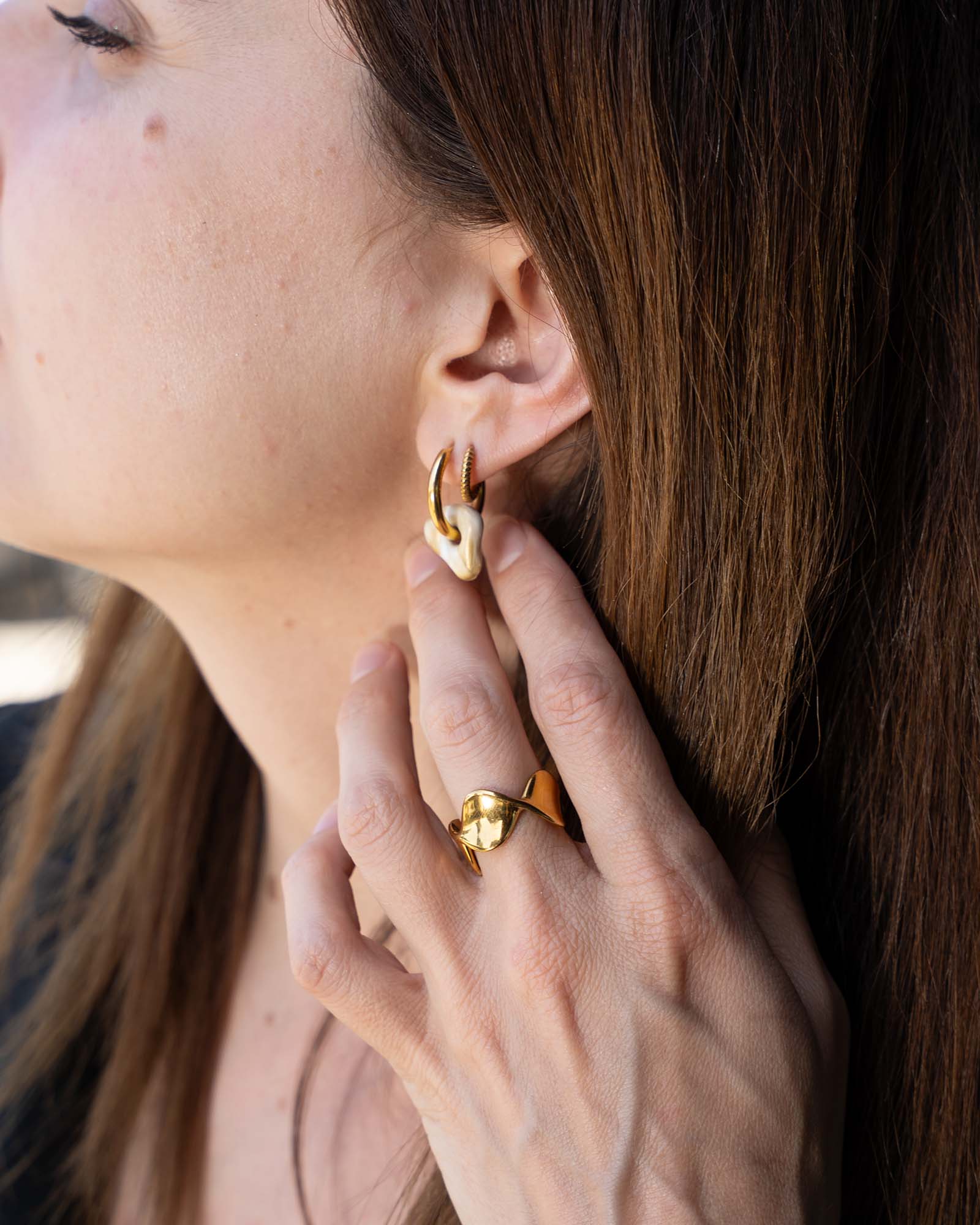 KOHO Ring Silk in Gold an einer Hand getragen