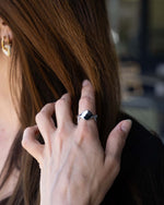 Silberne KOHO Ring Silk als feiner Statement-Ring an der Hand
