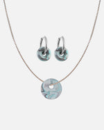 KOHO Schmuckset Halskette mit Kaori Charm und Creolen Paar mit Mali Charms aus Meeresplastik Silber Aqua Glow