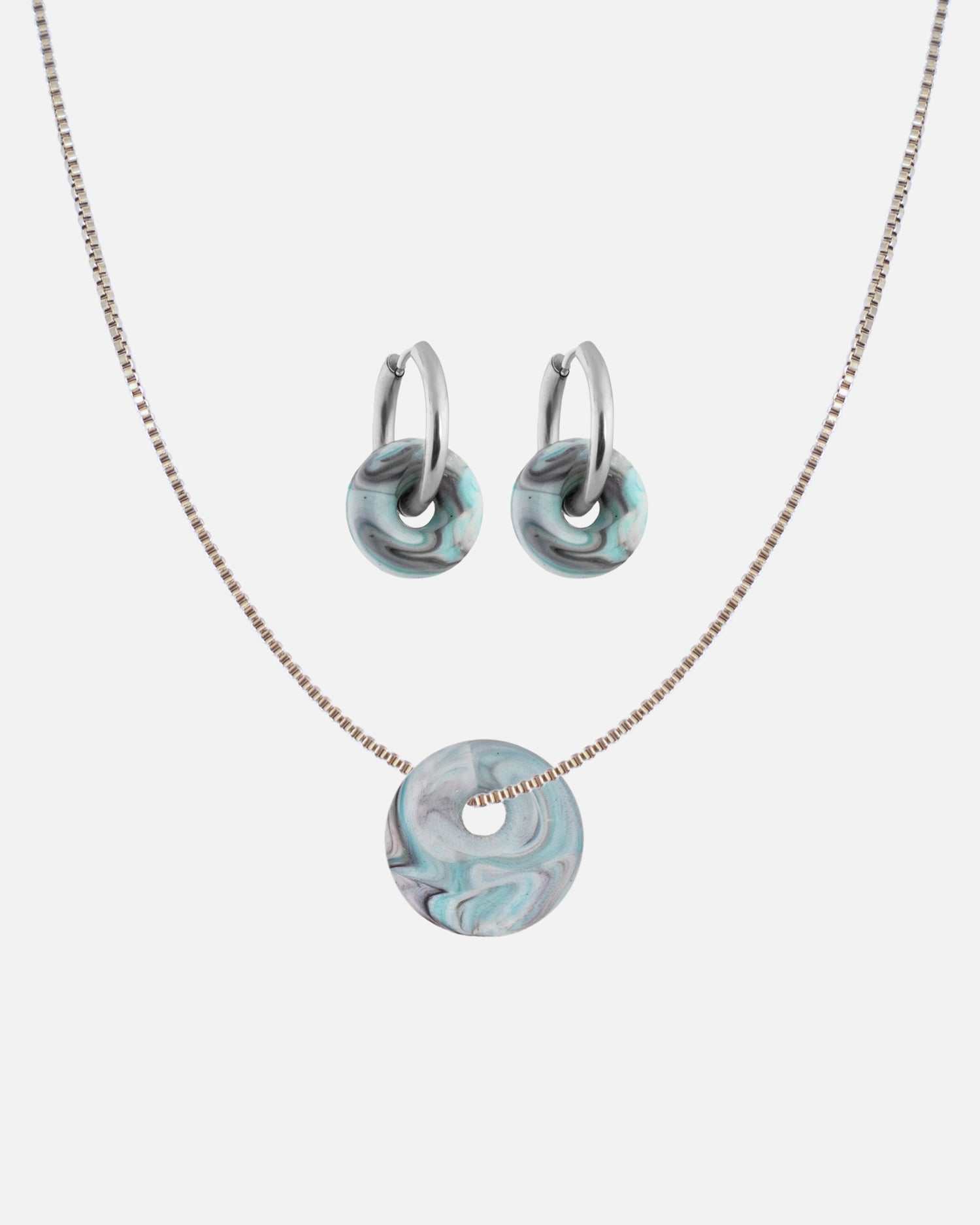 KOHO Schmuckset Halskette mit Kaori Charm und Creolen Paar mit Mali Charms aus Meeresplastik Silber Aqua Glow