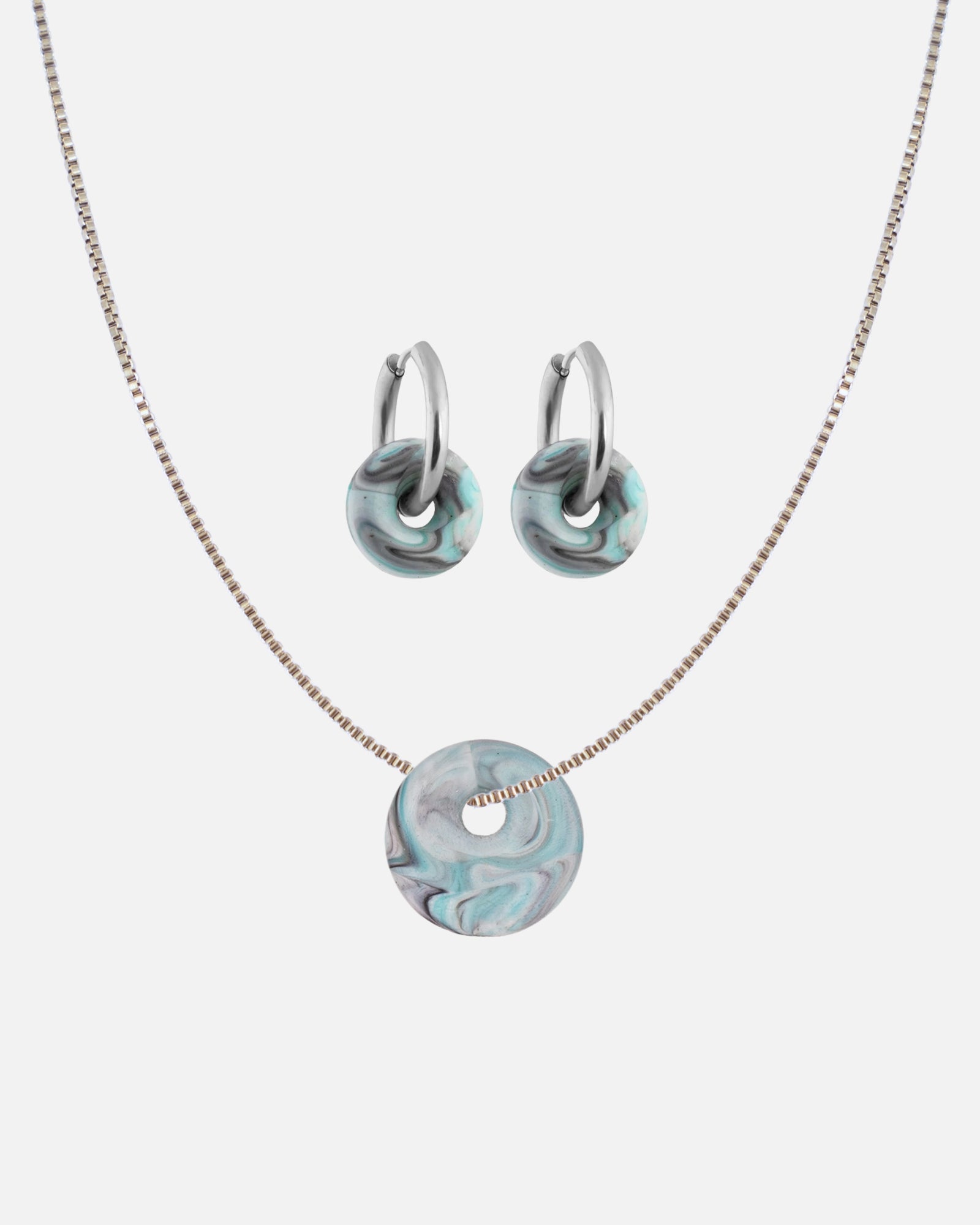 KOHO Schmuckset Halskette mit Kaori Charm und Creolen Paar mit Mali Charms aus Meeresplastik Silber Aqua Glow