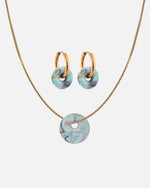 KOHO Schmuckset Halskette mit Kaori Charm und Creolen Paar mit Mali Charms aus Meeresplastik Gold Aqua Glow