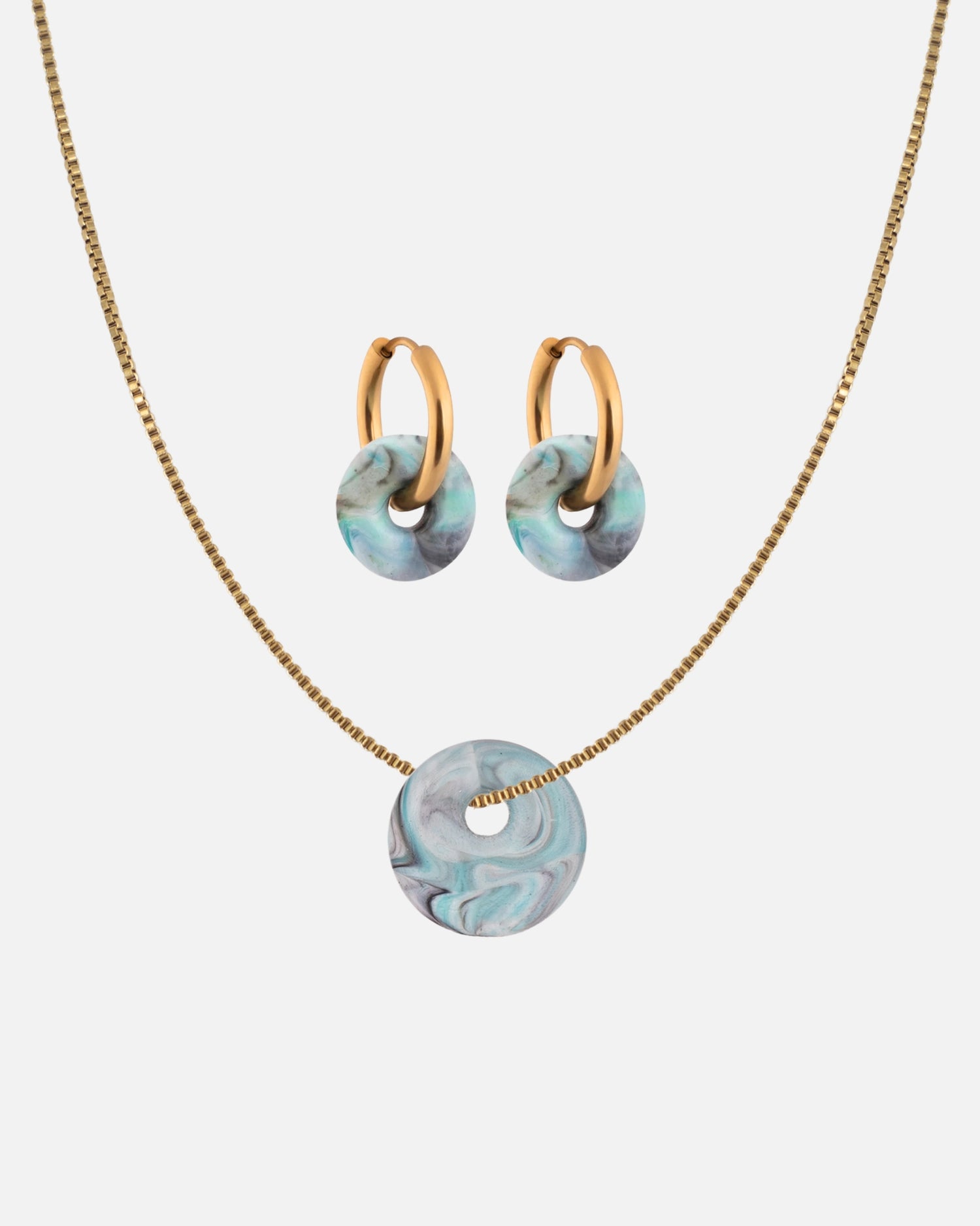 KOHO Schmuckset Halskette mit Kaori Charm und Creolen Paar mit Mali Charms aus Meeresplastik Gold Aqua Glow