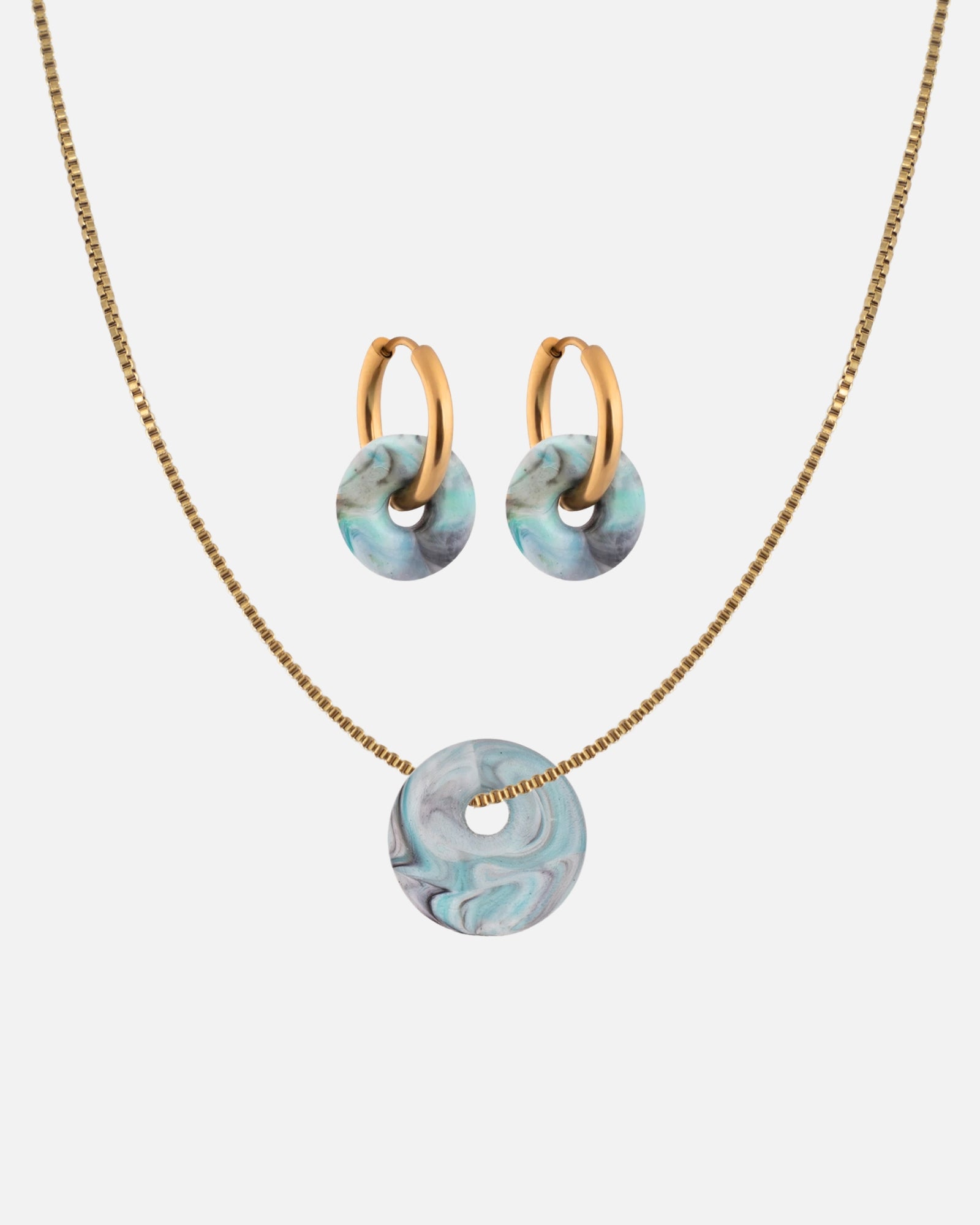KOHO Schmuckset Halskette mit Kaori Charm und Creolen Paar mit Mali Charms aus Meeresplastik Gold Aqua Glow