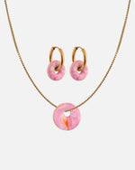 KOHO Schmuckset Halskette mit Kaori Charm und Creolen Paar mit Mali Charms aus Meeresplastik Gold Coral Drift