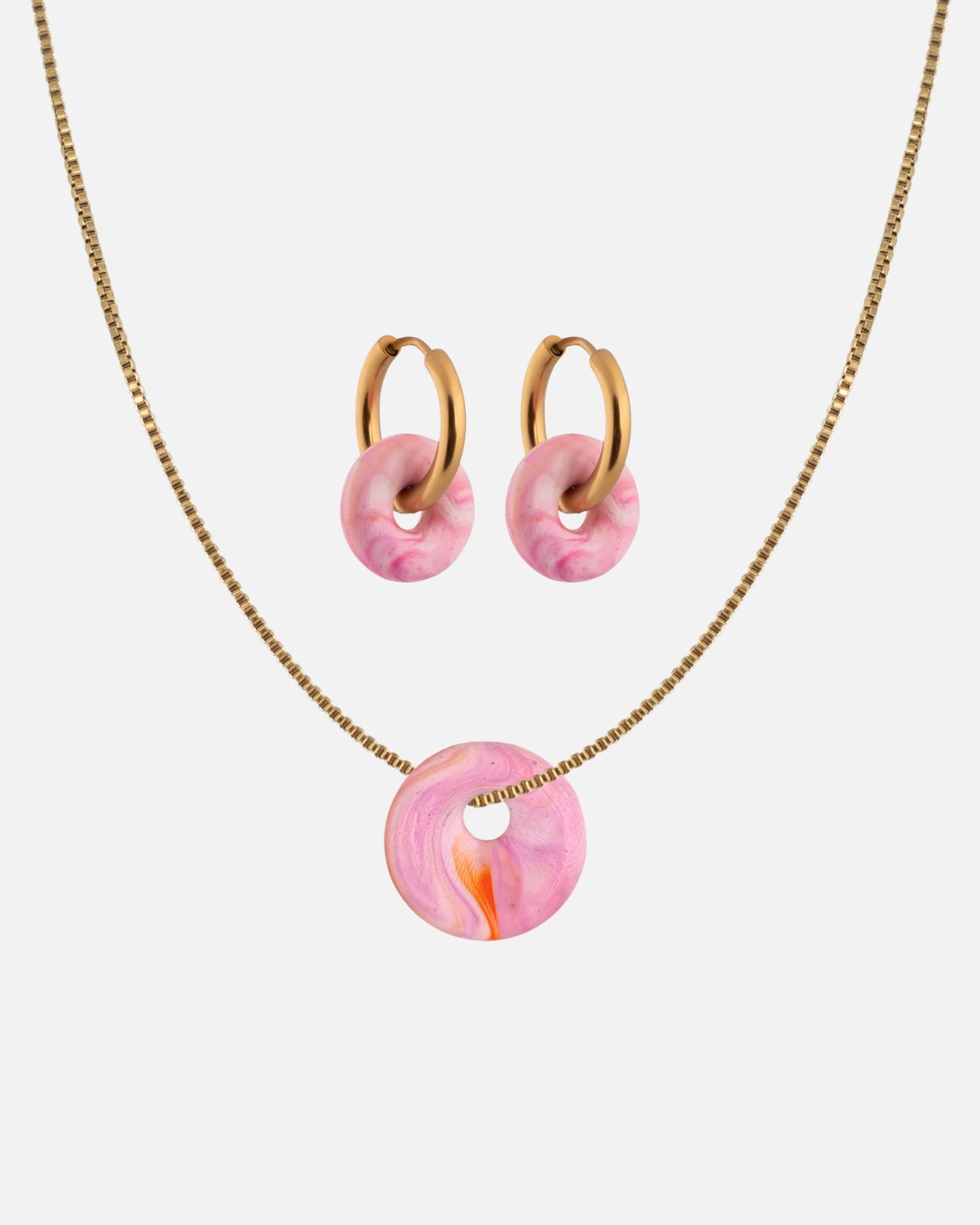 KOHO Schmuckset Halskette mit Kaori Charm und Creolen Paar mit Mali Charms aus Meeresplastik Gold Coral Drift
