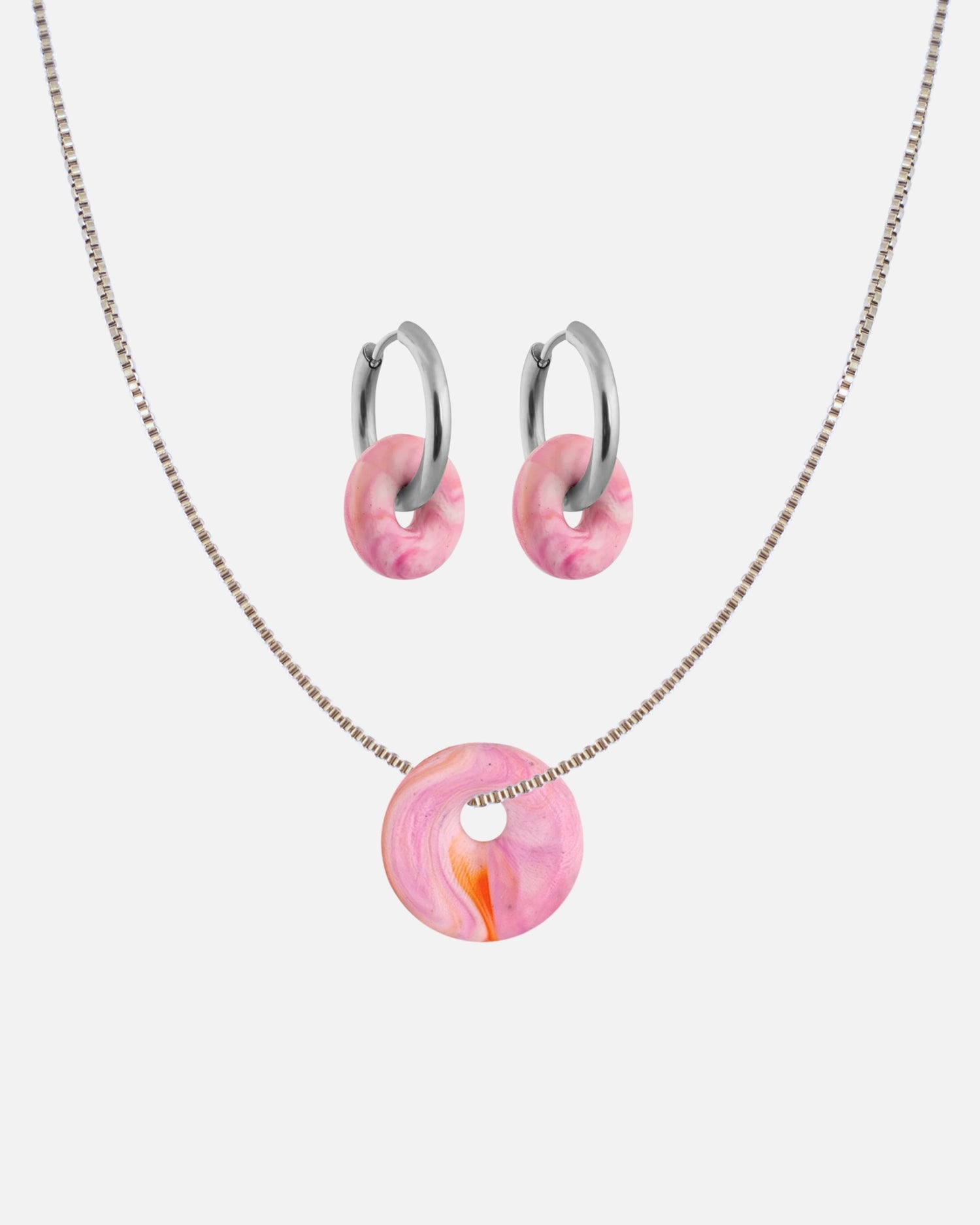 KOHO Schmuckset Halskette mit Kaori Charm und Creolen Paar mit Mali Charms aus Meeresplastik Silber Coral Drift