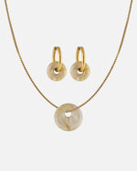 KOHO Schmuckset Halskette mit Kaori Charm und Creolen Paar mit Mali Charms aus Meeresplastik Gold Golden Shell