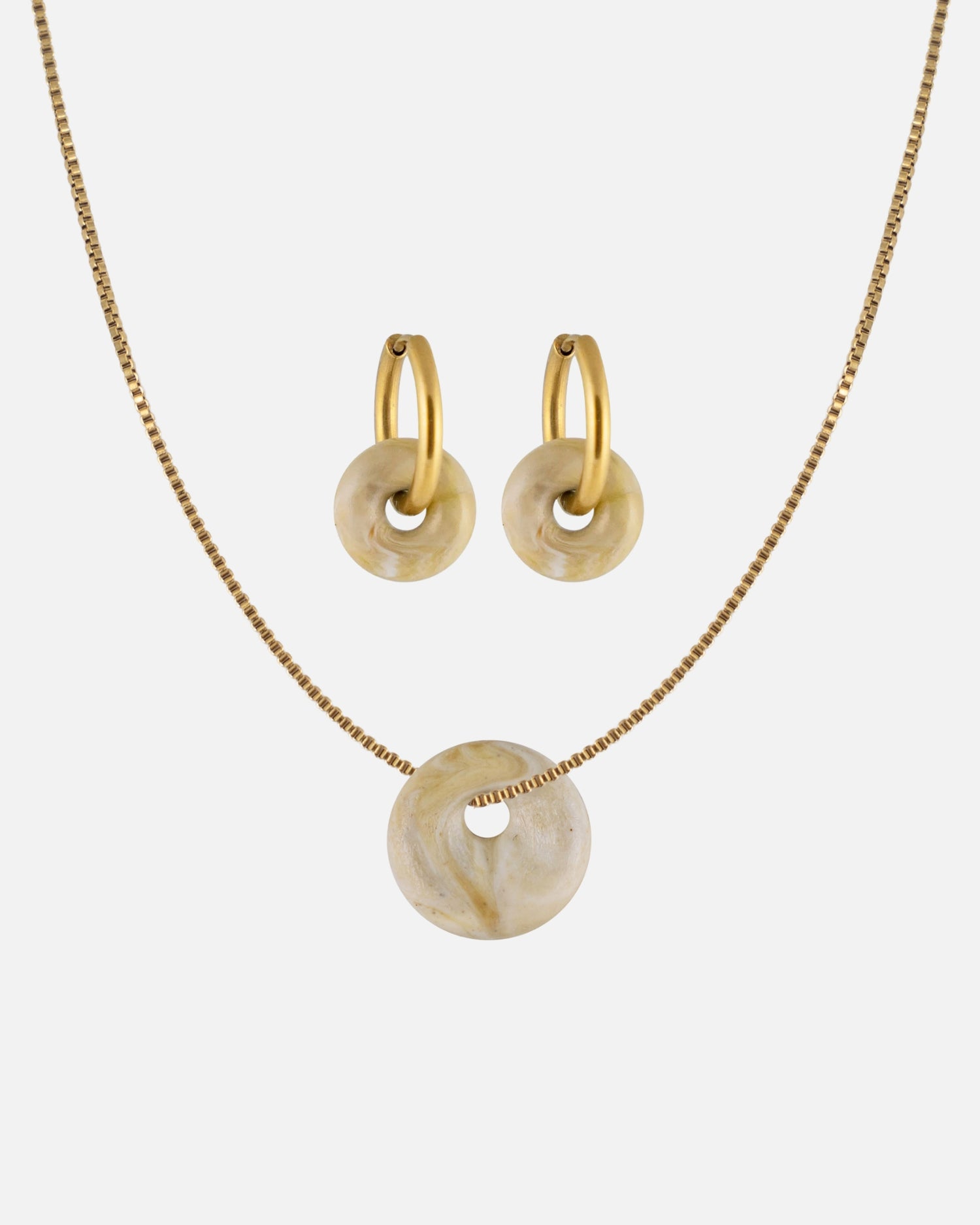 KOHO Schmuckset Halskette mit Kaori Charm und Creolen Paar mit Mali Charms aus Meeresplastik Gold Golden Shell
