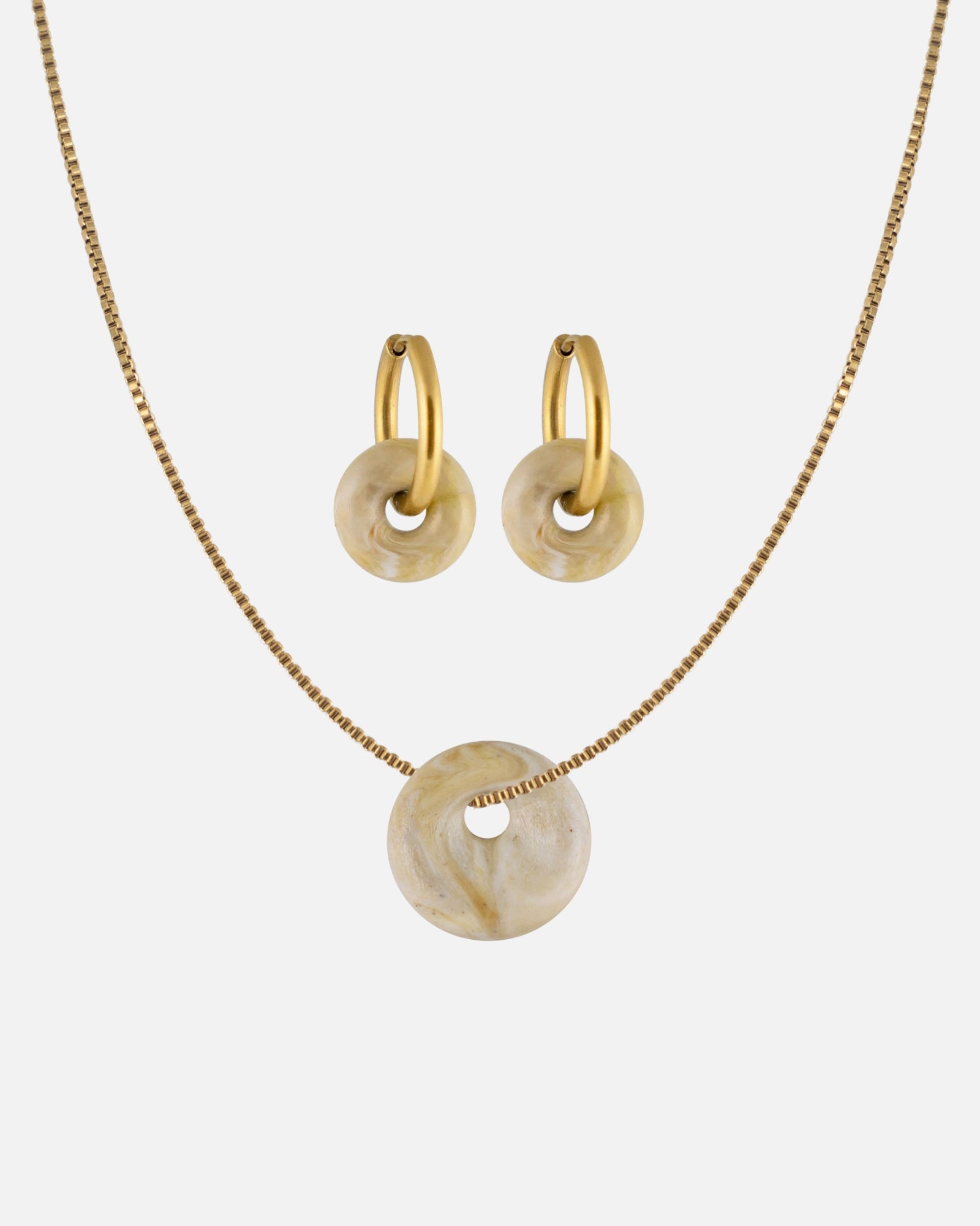 KOHO Schmuckset Halskette mit Kaori Charm und Creolen Paar mit Mali Charms aus Meeresplastik Gold Golden Shell