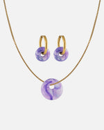 KOHO Schmuckset Halskette mit Kaori Charm und Creolen Paar mit Mali Charms aus Meeresplastik Gold Lilac Flow