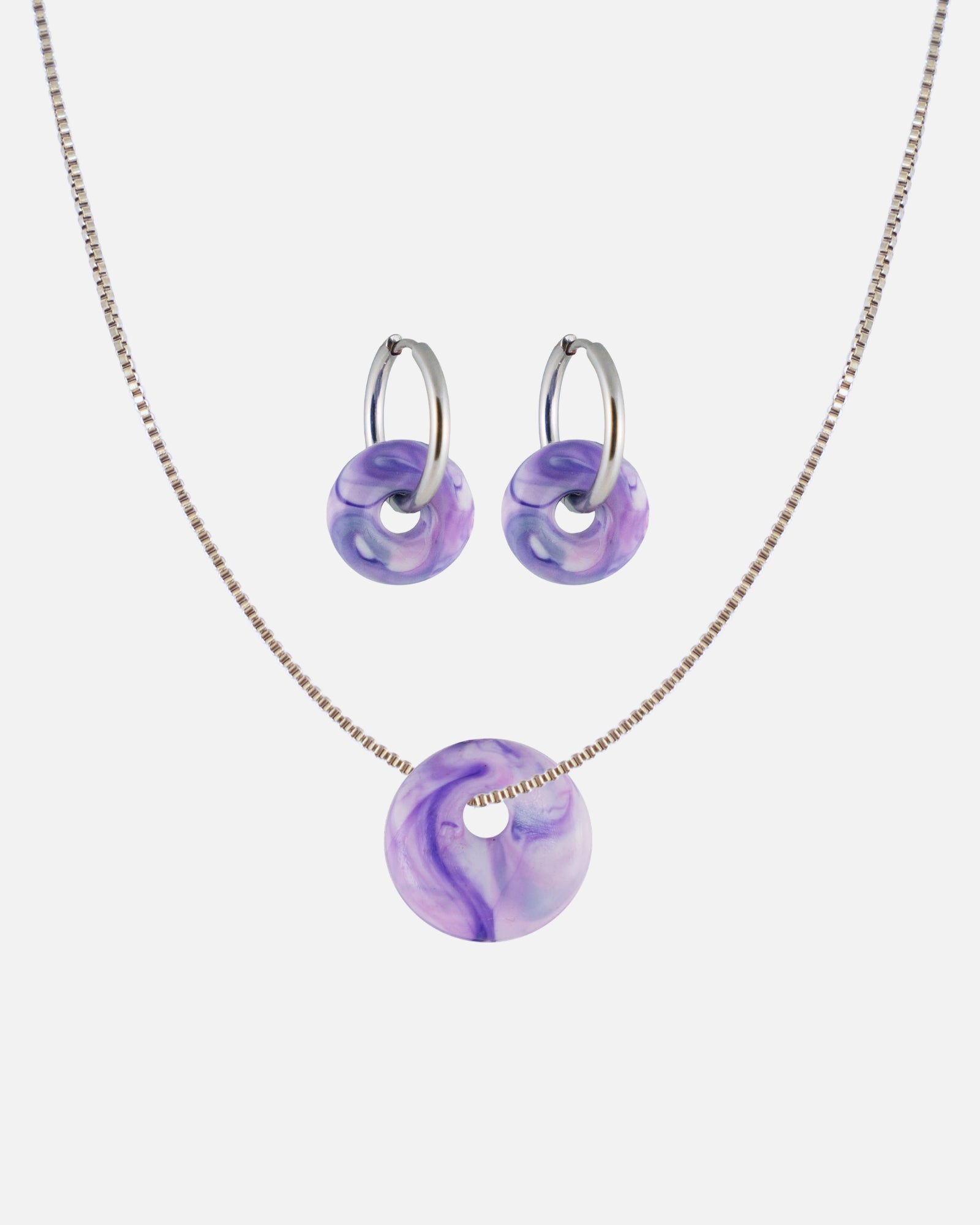 KOHO Schmuckset Halskette mit Kaori Charm und Creolen Paar mit Mali Charms aus Meeresplastik Silber Lilac Flow