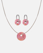 KOHO Schmuckset Halskette mit Kaori Charm und Creolen Paar mit Mali Charms aus Meeresplastik Silber Sunset Blush