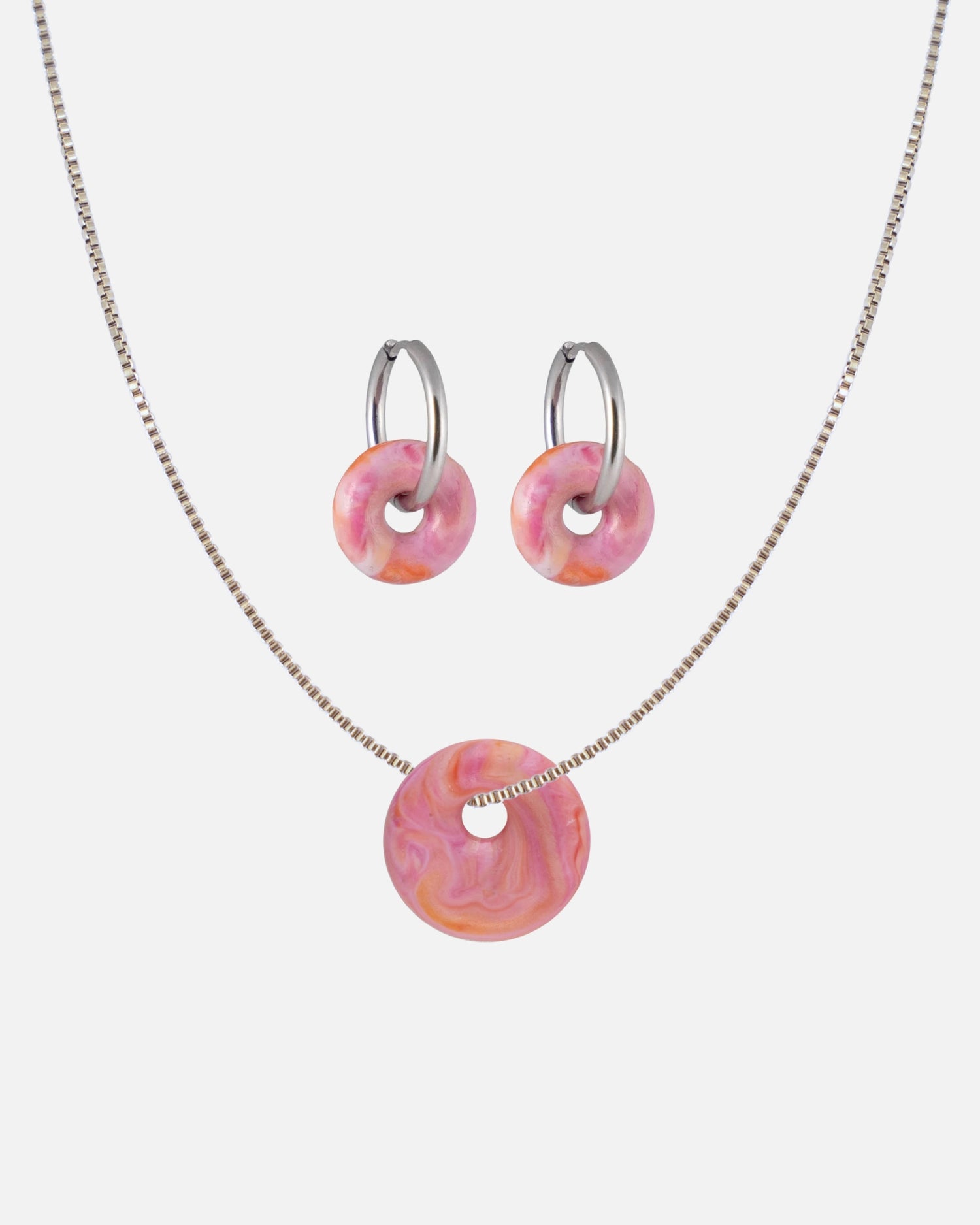 KOHO Schmuckset Halskette mit Kaori Charm und Creolen Paar mit Mali Charms aus Meeresplastik Silber Sunset Blush