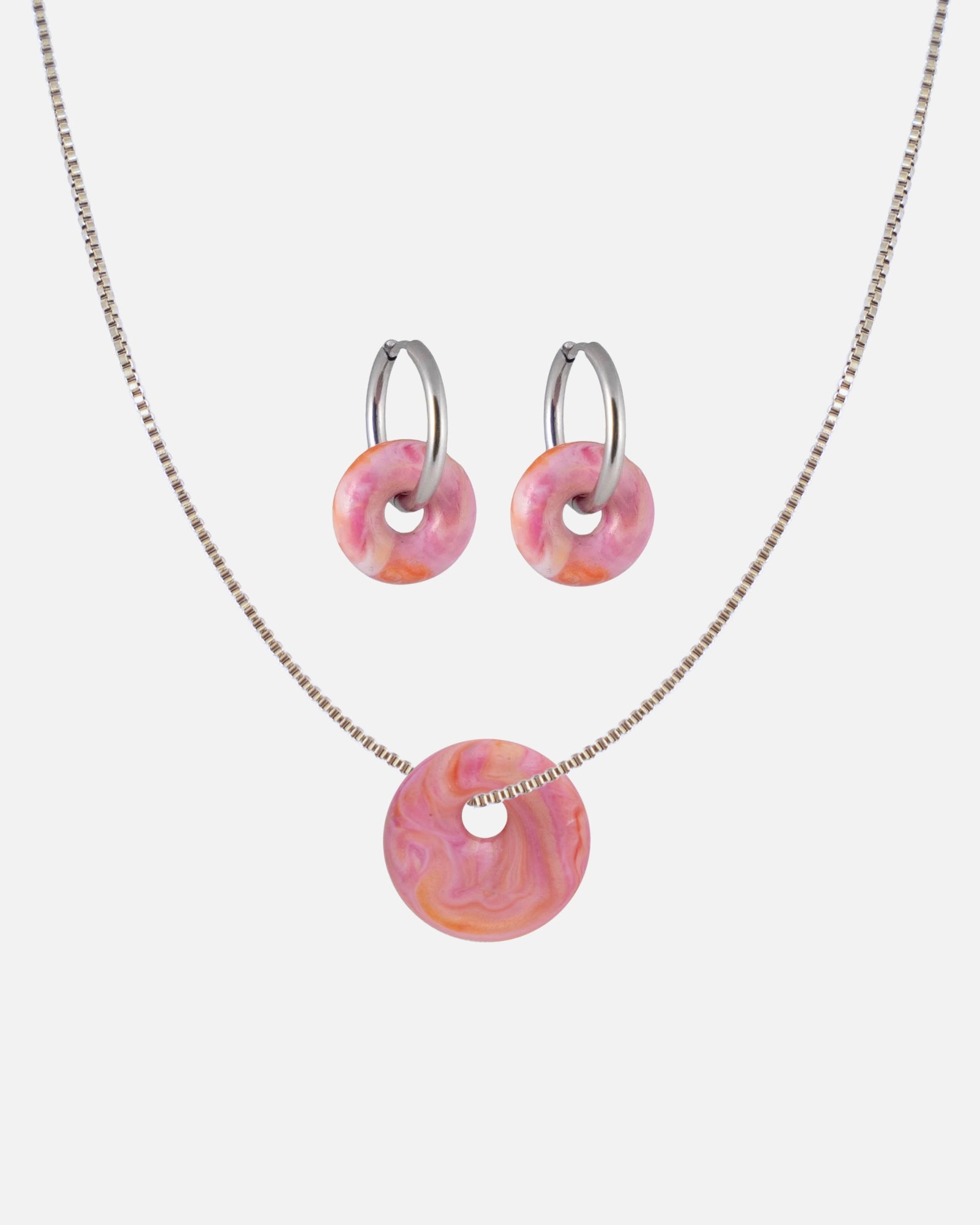 KOHO Schmuckset Halskette mit Kaori Charm und Creolen Paar mit Mali Charms aus Meeresplastik Silber Sunset Blush