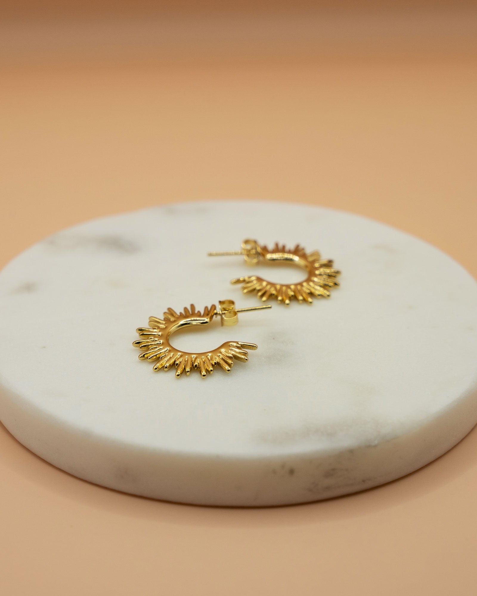 Wasserfester Gold Ohrring mit Sonnnenstrahlen 