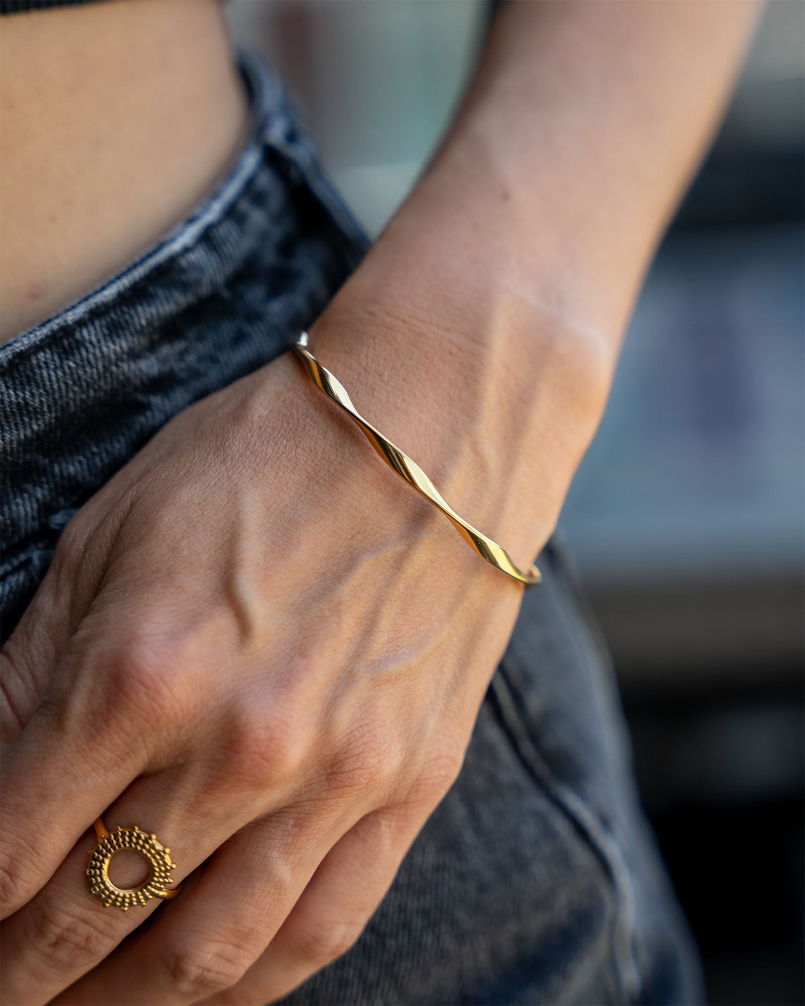 Wellenförmiger Bangle Armreif Gold