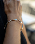 Wellenförmiger Bangle Armreif Silber