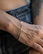 Wellenförmiger Bangle Armreif Edelstahl Silber