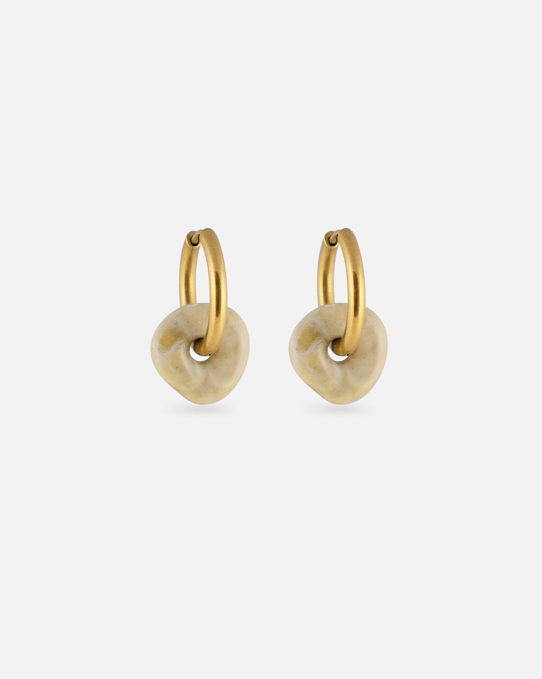 KOHO Hoops Gold mit goldenem Lamai Charm Anhänger aus Meeresplastik