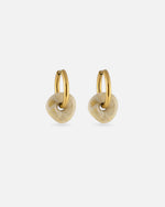 KOHO Hoops Gold mit goldenem Lamai Charm Anhänger aus Meeresplastik