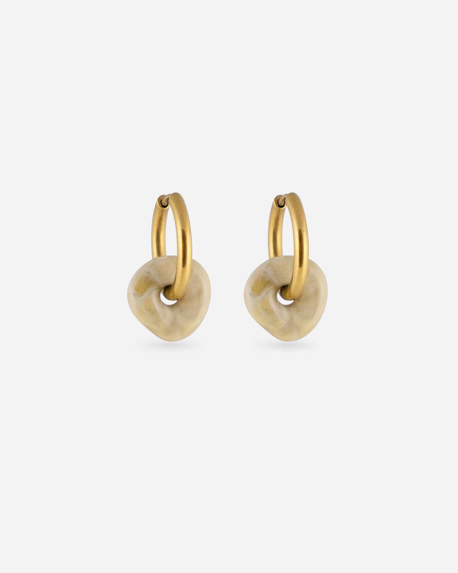 KOHO Hoops Gold mit goldenem Lamai Charm Anhänger aus Meeresplastik