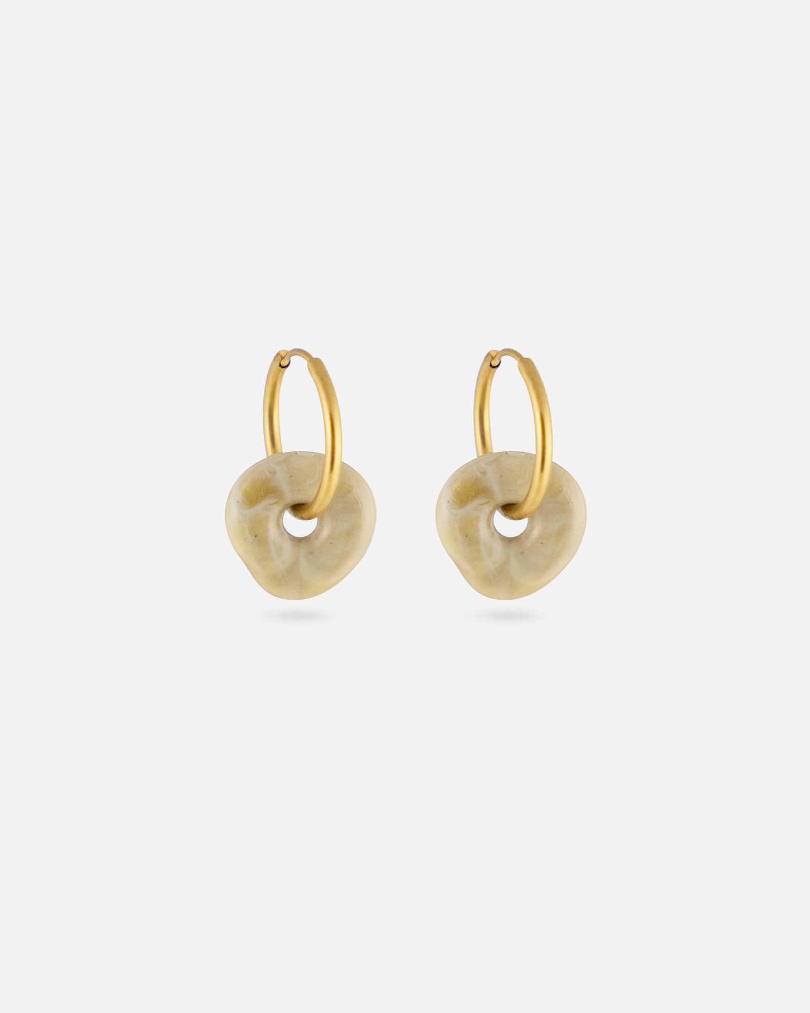KOHO Hoops Gold mit goldenem Lamai Charm Anhänger aus Meeresplastik