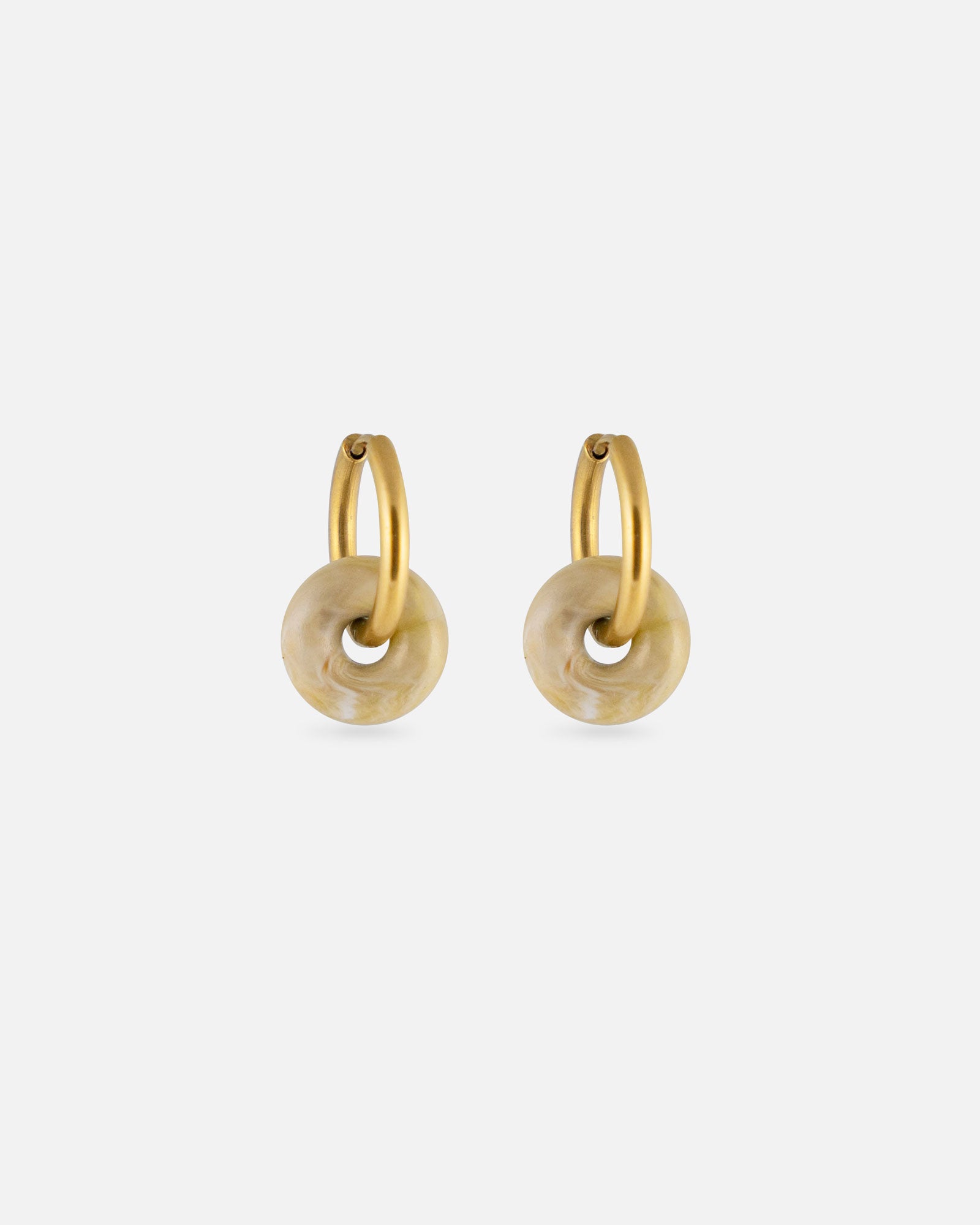 KOHO Hoops Gold mit goldenem Mali Charm Anhänger aus Meeresplastik