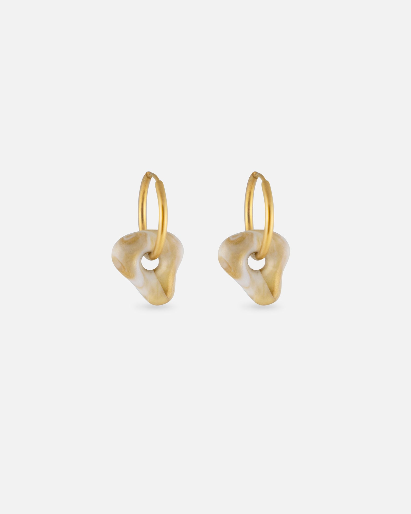 KOHO Hoops Gold mit goldenem Nalea Charm Anhänger aus Meeresplastik